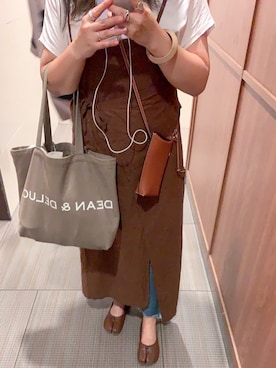 「LOEWE（ロエベ）のアイテム（ショルダーバッグ、ブラウン系）」を使った、Runaさん（レディース）の秋コーディネート