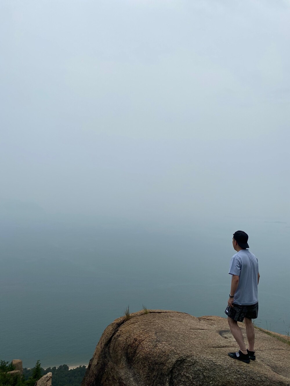 ブルー系のTシャツ/カットソー、ブラック系のその他パンツ、ブラック系のスリッポンを着用したメンズの秋コーディネートの1枚目の写真