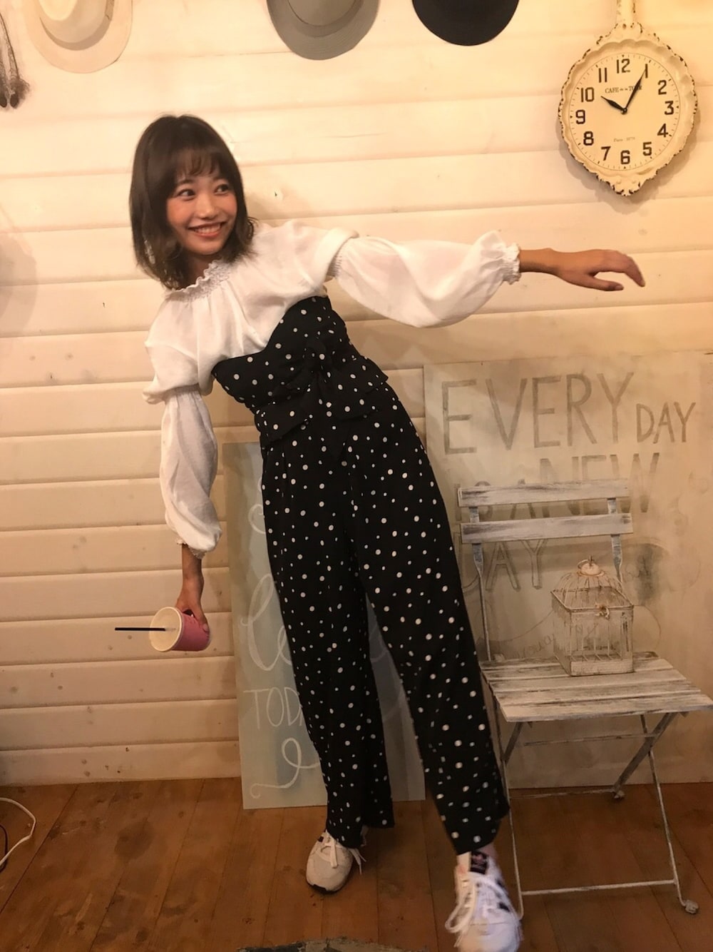 「GU、one after another NICE CLAUP、かわいい、ビスチェ、ワイドパンツ、ドット、モノトーン、近藤千尋」｜「GUのアイテム（シャツ/ブラウス、ホワイト系）」を使った、momoさん（レディース・161cm）の秋コーディネートの1枚目の写真