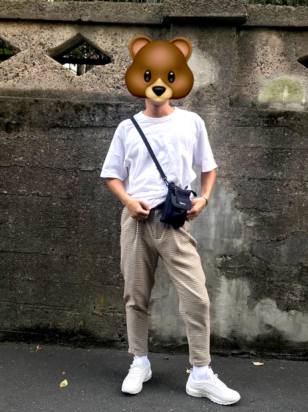 「キレイめ、チェック柄に恋してる、スラックス、supreme」｜「Supreme のアイテム（ショルダーバッグ、ブラック系）」を使った、🐻さん（メンズ・174cm）の秋コーディネートの1枚目の写真