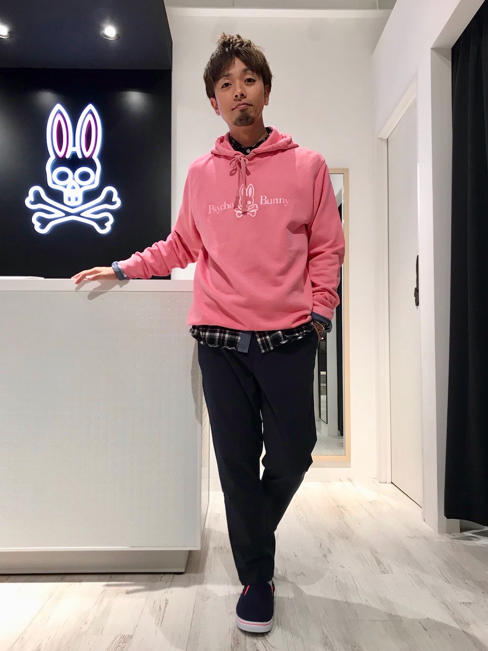 ピンク系のパーカー、ブルー系のスラックス、ブラック系のシャツ/ブラウスを着用したメンズの秋コーディネートの1枚目の写真