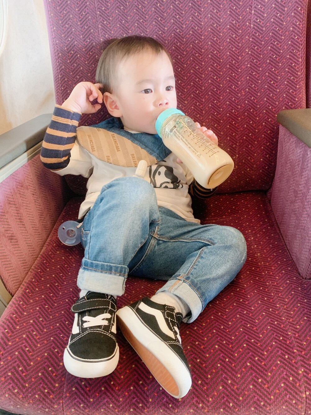 「ootd、街頭穿搭、休閒、球鞋、牛仔褲、基礎款、運動搭配、VANS、ZARA KIDS」｜「ZARA KIDSのアイテム（Tシャツ/カットソー、ベージュ系）」を使った、Olin 邆さん（キッズ・80cm）の冬コーディネートの1枚目の写真