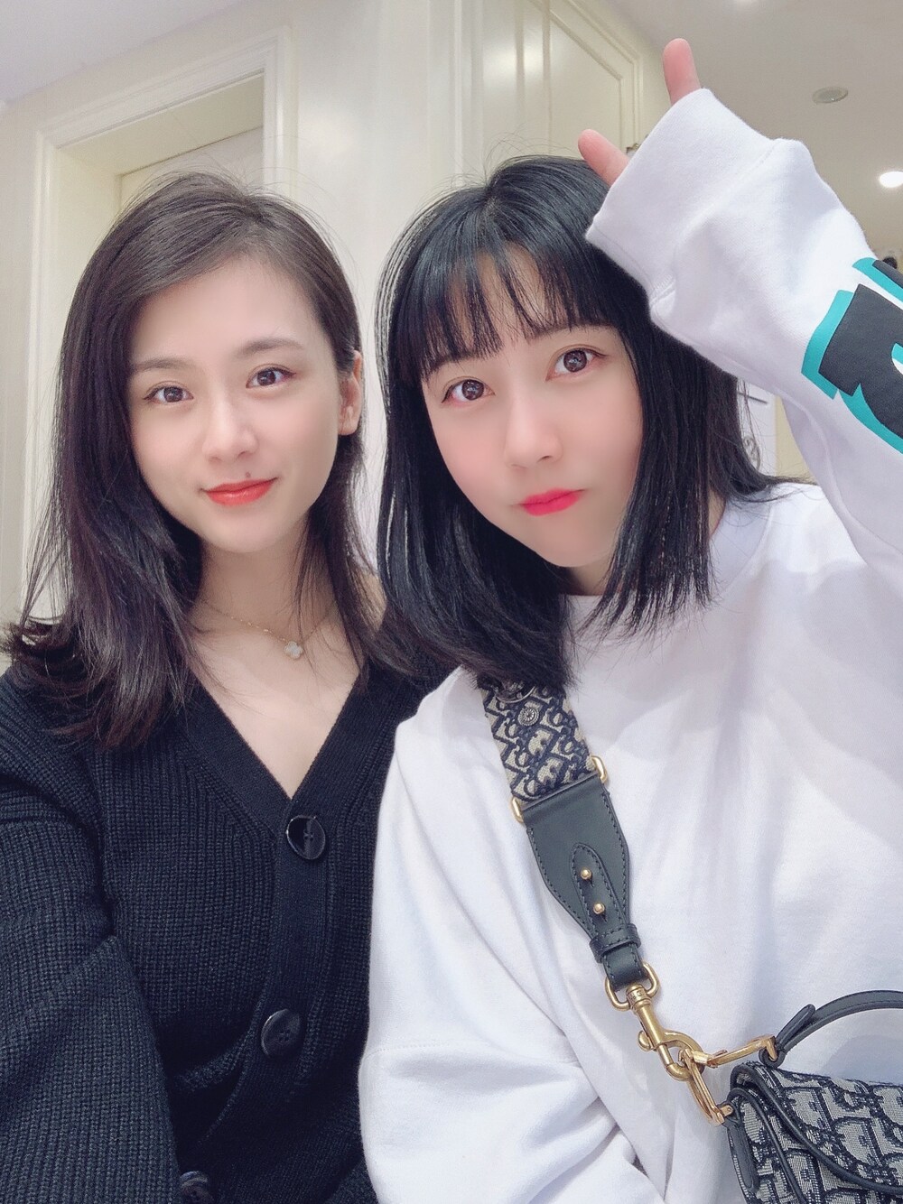 「友達、ootd、秋のコーデ」｜「Diorのアイテム（ハンドバッグ、グレー系）」を使った、🐰るみさん（レディース・160cm）の秋コーディネートの1枚目の写真