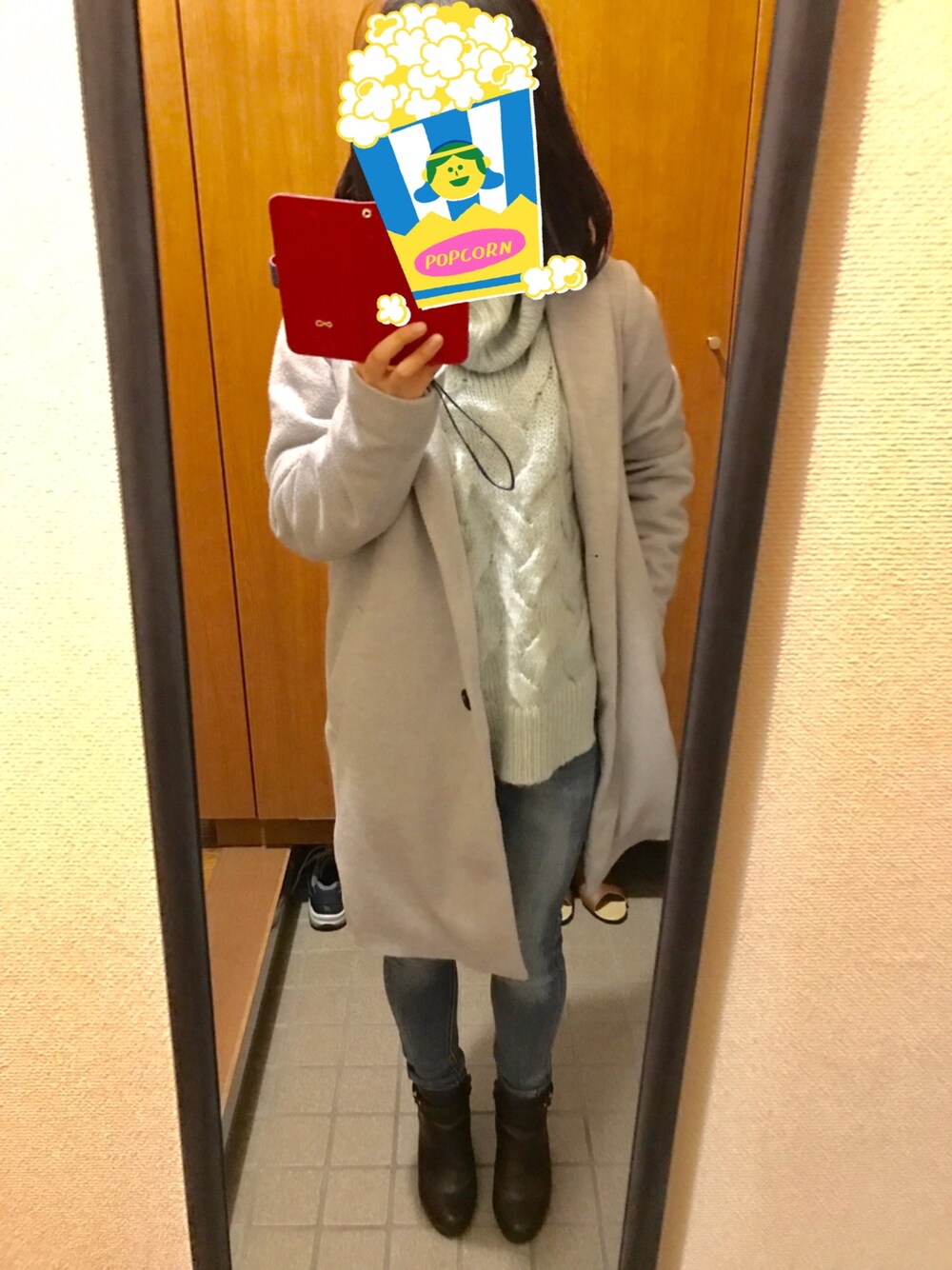 グリーン系のニット/セーター、ブルー系のデニムパンツ、シルバー系のチェスターコートを着用したレディースの冬コーディネートの1枚目の写真