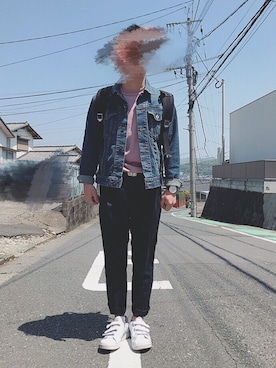 「黒リュック」｜「アイテム（デニムジャケット）」を使った、poKuToさん（メンズ・160cm）の春コーディネート