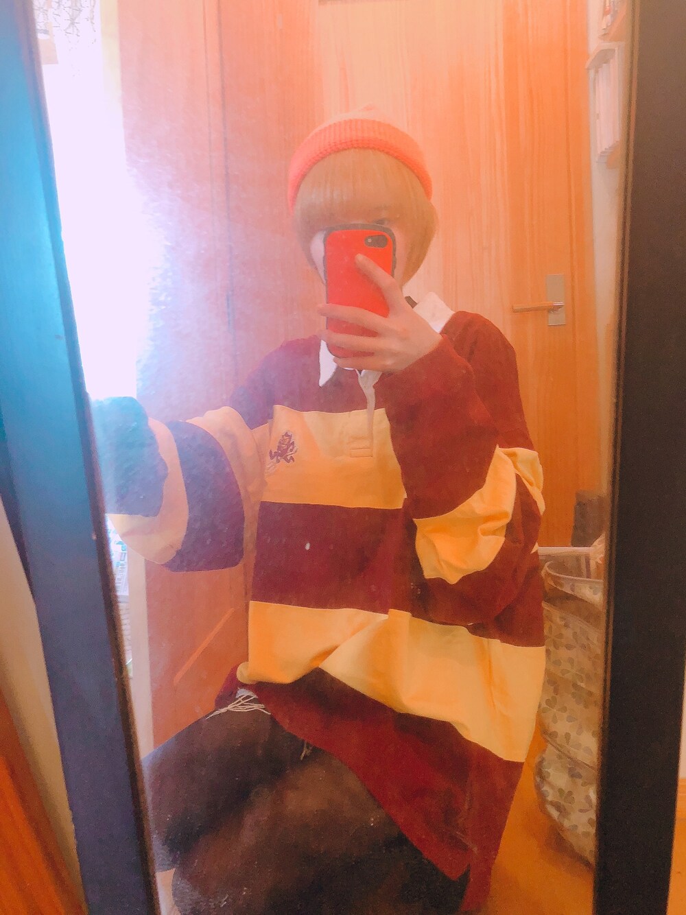 「髪染めた、オレンジ寄りの金髪、メレブ」｜「I♡NYのアイテム（ポロシャツ、レッド系）」を使った、蛙さん（レディース・170cm）の春コーディネートの1枚目の写真