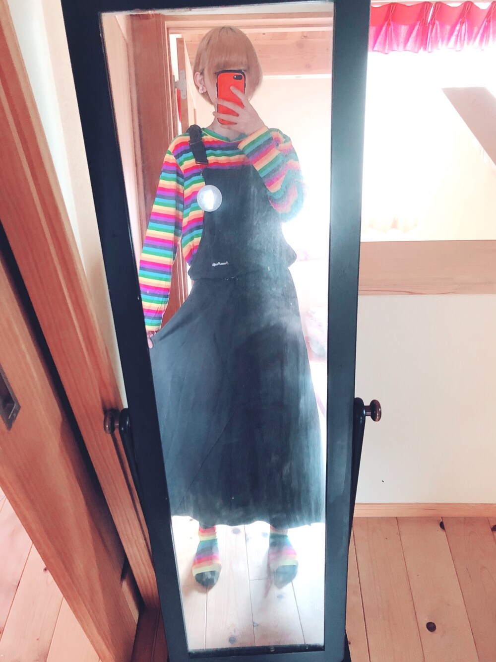 「虹色、レインボー、金髪」｜「古着屋kinjiのアイテム（サロペット/オーバーオール、ブルー系）」を使った、蛙さん（レディース・170cm）の春コーディネートの1枚目の写真