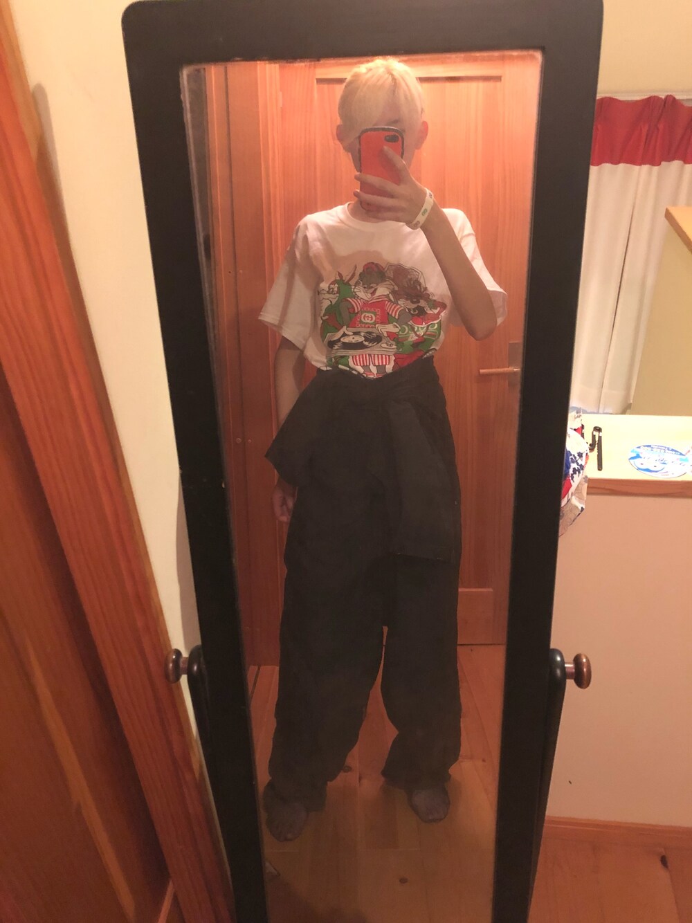 「つなぎ、作業着コーデ、金髪ショート、金髪」｜「I♡NYのアイテム（Tシャツ/カットソー、ホワイト系）」を使った、蛙さん（レディース・170cm）の秋コーディネートの1枚目の写真