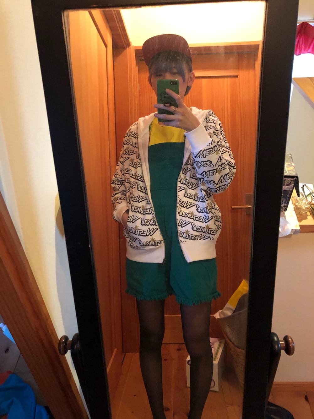 「古着、オーバーオール」｜「Keith Haringのアイテム（Tシャツ/カットソー、イエロー系）」を使った、蛙さん（レディース・170cm）の春コーディネートの1枚目の写真