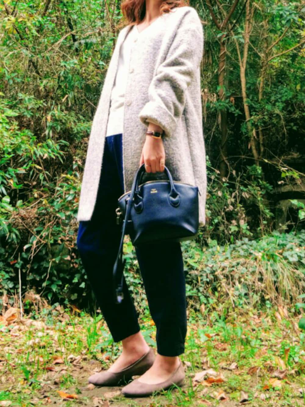 「キレイめ、Vネック、ジョガーパンツ、プチプラ、シンプルコーデ、冬、白ニット、ノーカラーコート、UNIQLO、アクセサリー」｜「Green　ParksのLHELBIE ブークレキモウノーカラーコート（ジャケット/アウター、グレー系）」を使った、ももひなさん（レディース・167cm）の冬コーディネートの1枚目の写真