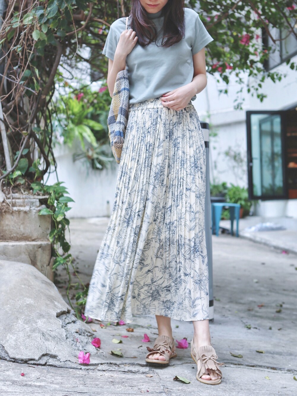 「summer、spring、VINTAGE、90’s、floral、flower」｜「VISの線花柄ジョーゼットプリーツスカート（スカート、ホワイト系）」を使った、Back To Basicsさん（レディース・165cm）の春コーディネートの1枚目の写真