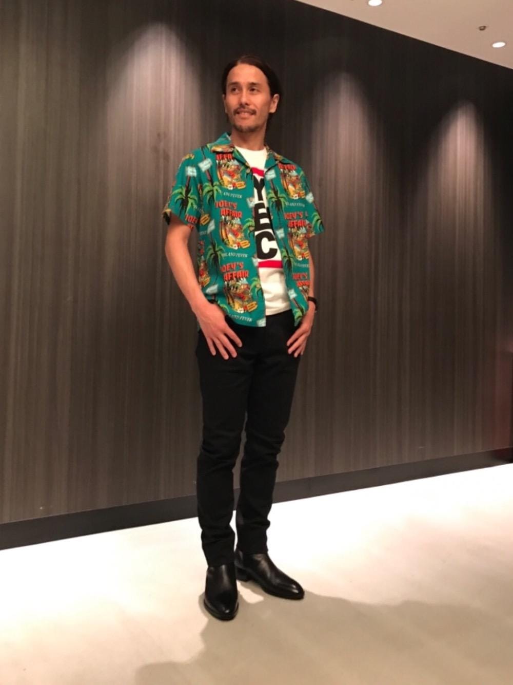 「スキニーパンツ、ロック、ﾌﾞﾗｯｸﾊﾟﾝﾂ、アロハシャツ、ヒステリックグラマー、hystericglamour」｜「HYSTERIC GLAMOURのSKINNYショートブーツ（ブーツ、ブラック系）」を使った、hyshmt01さん（メンズ・171cm）の夏コーディネートの1枚目の写真