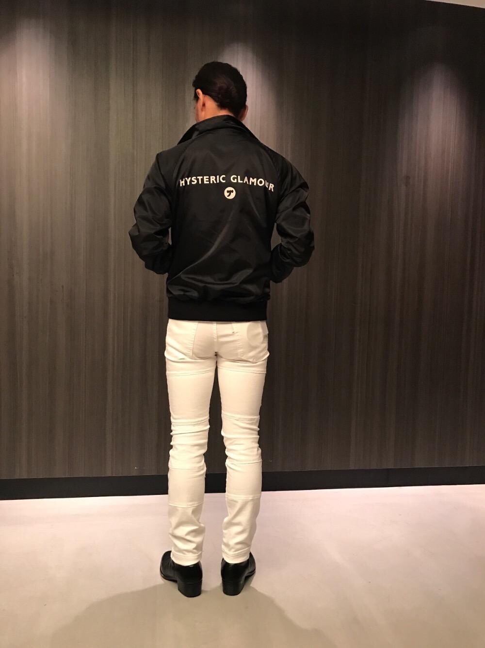 ブラック系のブーツ、ブラック系のTシャツ/カットソー、ブラック系のナイロンジャケットを着用したメンズの秋コーディネートの1枚目の写真