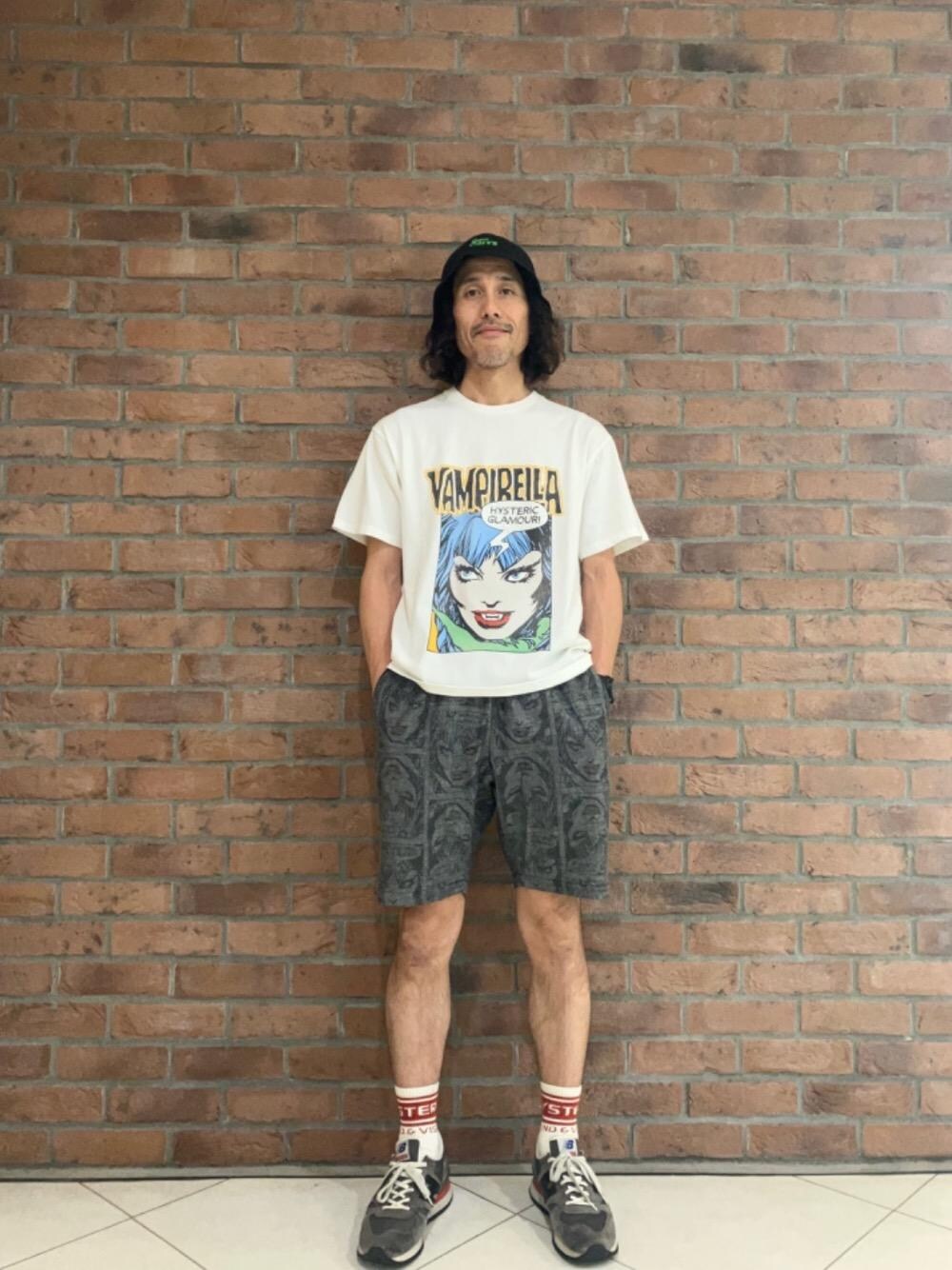 VAMPIRELLA/CAUGHT DEMONS Tシャツを使ったショップスタッフの