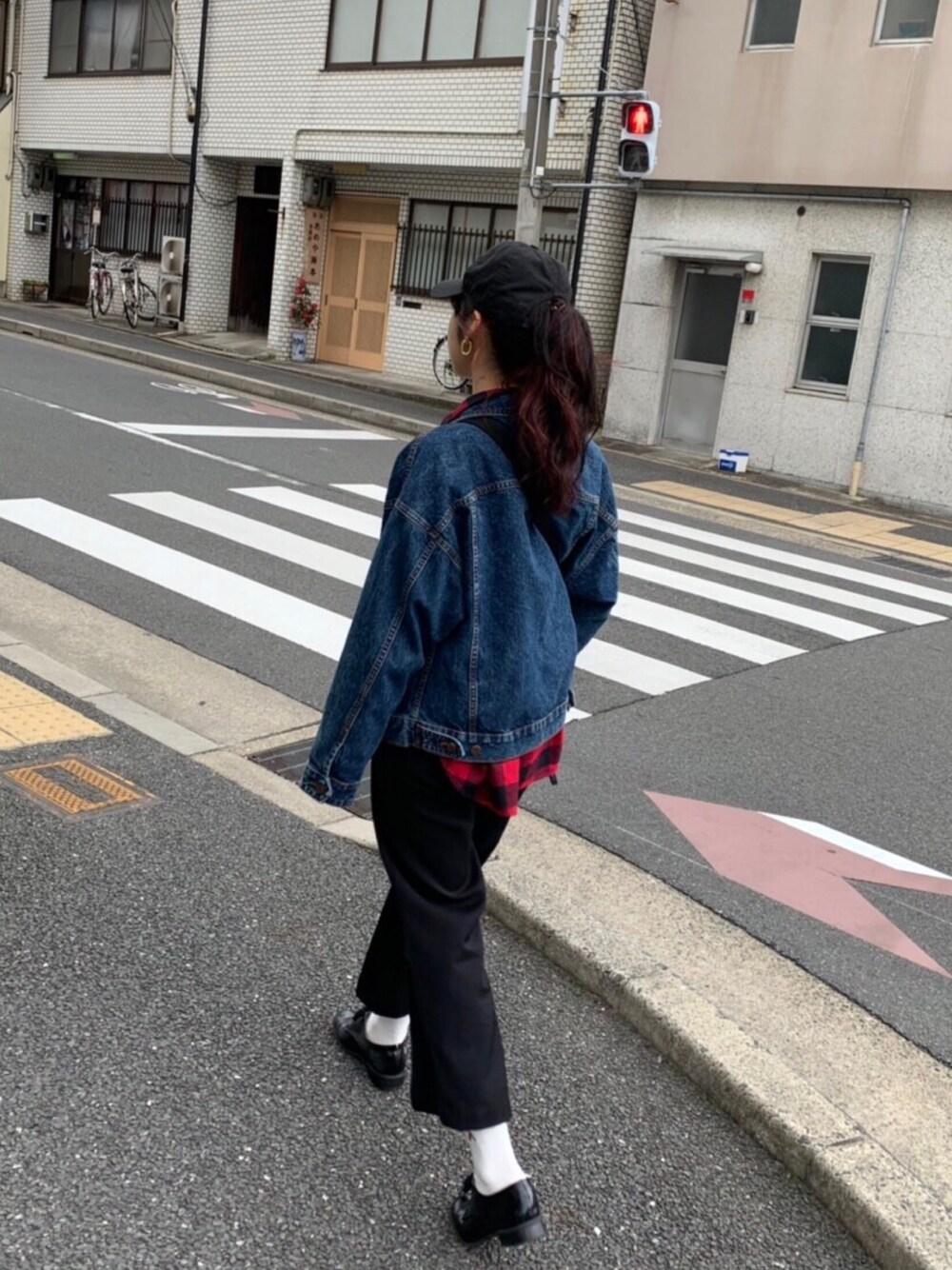 「denim、デニムジャケット、キャツプ、flannel、赤チェック、黒パンツ、白靴下、ジージャン、カジュアル、カジュアルコーデ」｜「URBAN OUTFITTERSのアイテム（デニムジャケット、ブルー系）」を使った、Asamiさん（レディース・160cm）の春コーディネートの1枚目の写真