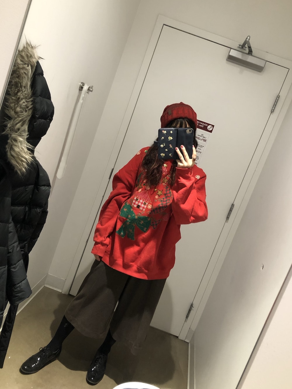 「adidas、ニット帽、ユニクロ、ワイドパンツ、茶色、赤セーター、クリスマスコーデ、クリスマス、赤、冬コーデ」｜「L train vintageのアイテム（スウェット、レッド系）」を使った、Asamiさん（レディース・160cm）の冬コーディネートの1枚目の写真