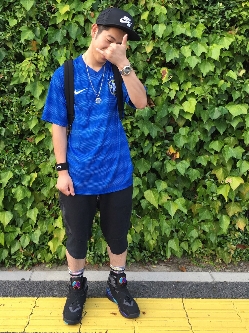 ブラウン系のバックパック/リュック、ブラック系のその他パンツ、ブルー系のジャージを着用したメンズの夏コーディネートの1枚目の写真