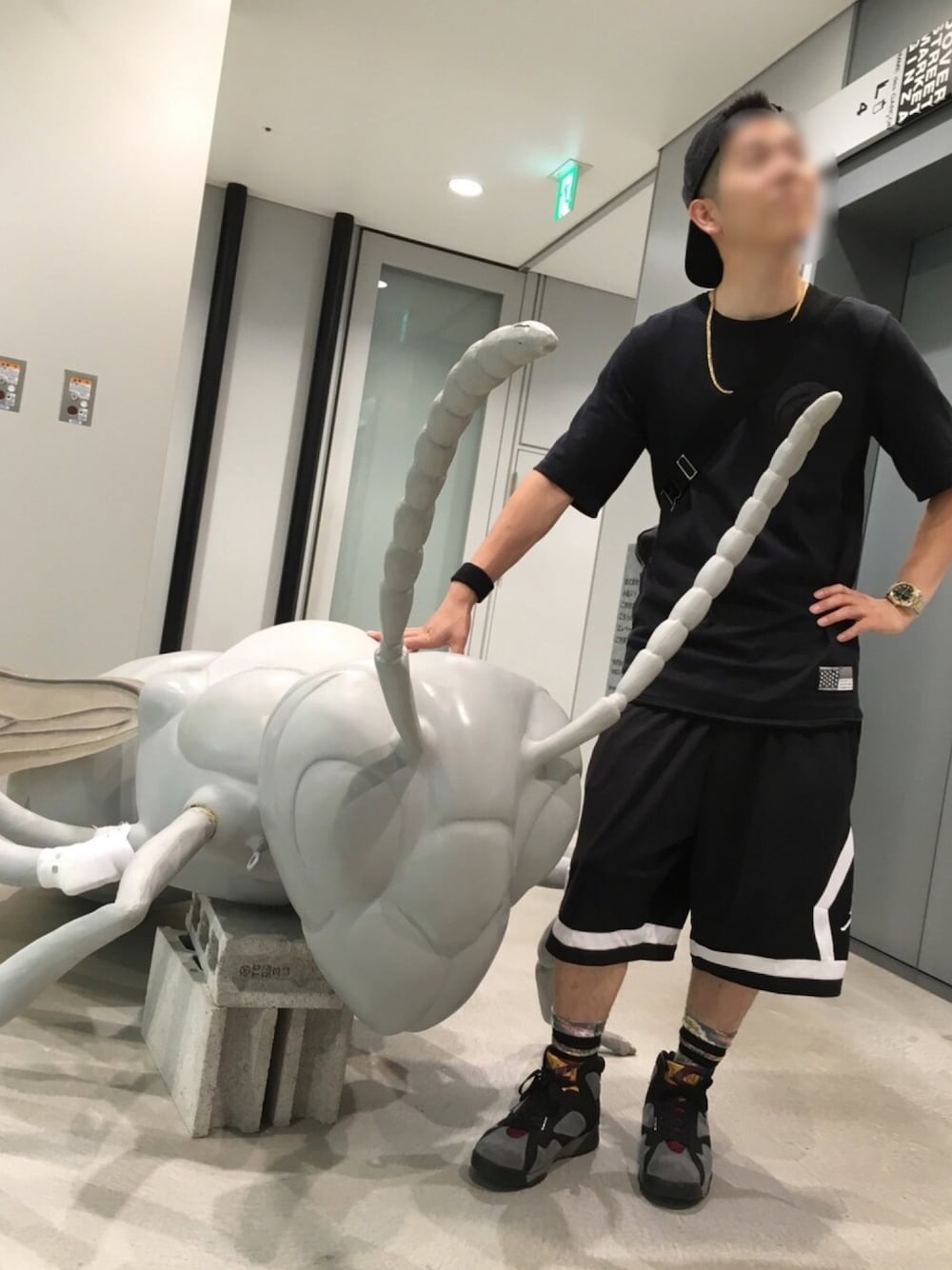 ブラック系のパンツ、ブラック系のTシャツ/カットソー、ゴールド系のネックレスを着用したメンズの夏コーディネートの1枚目の写真