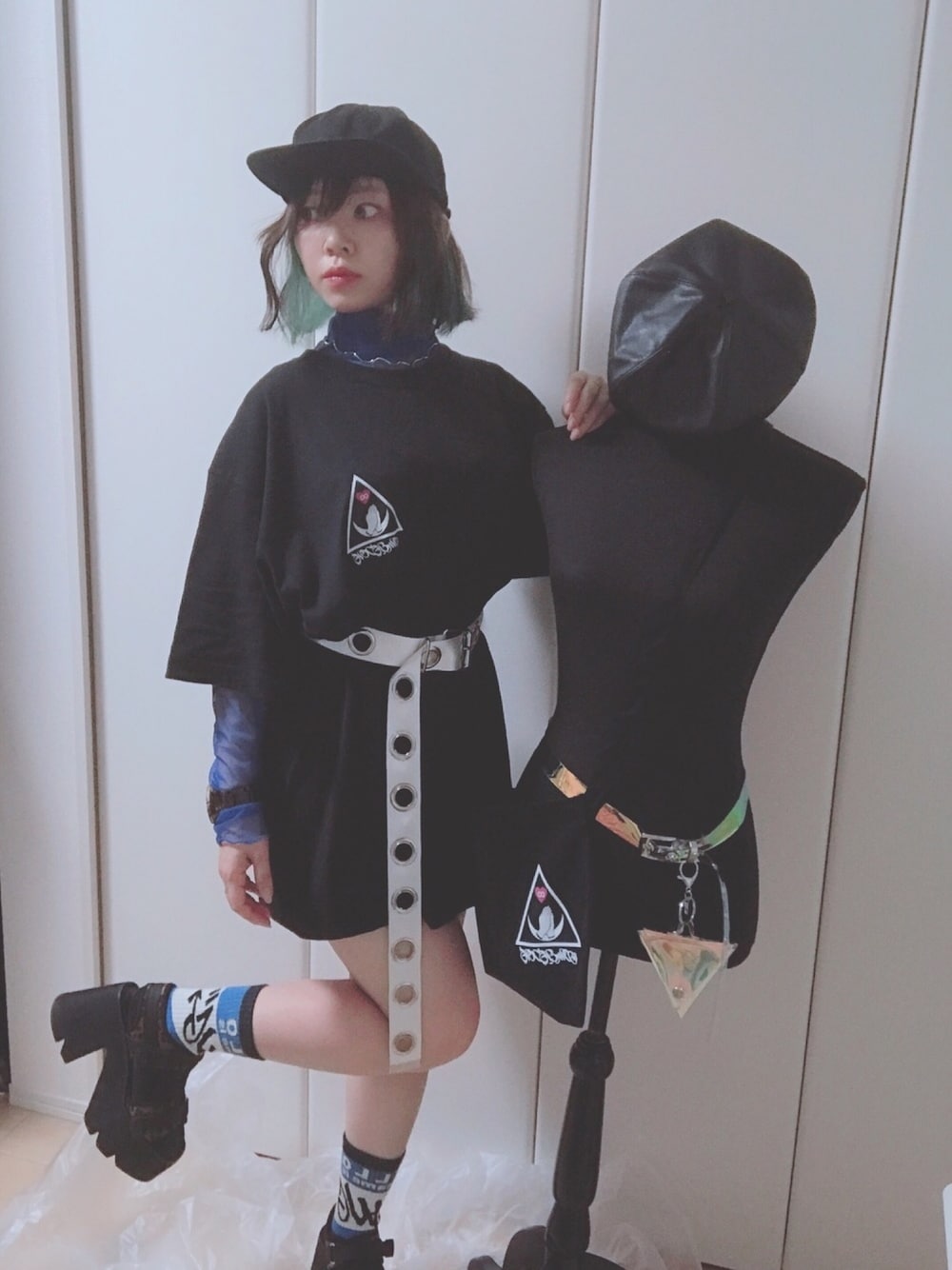 ブラック系のTシャツ/カットソー、ブラウン系のサンダル、ブラック系のショルダーバッグを着用したレディースの夏コーディネートの1枚目の写真