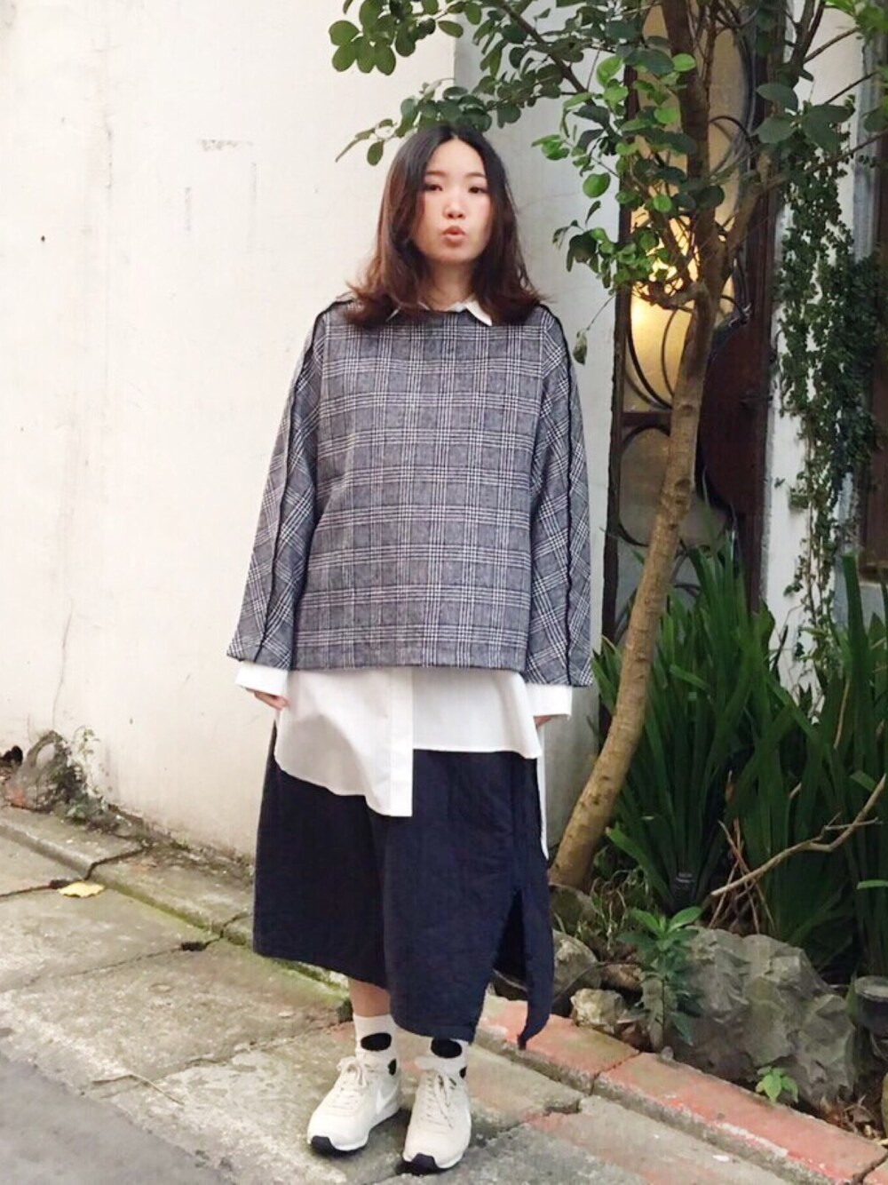 「ootd、outfit、white、blue、Taiwan、今日のコーデ、白Tシャツ」｜「my basic selectのアイテム（トップス、ブルー系）」を使った、許Karen さん（レディース・160cm）の冬コーディネートの1枚目の写真