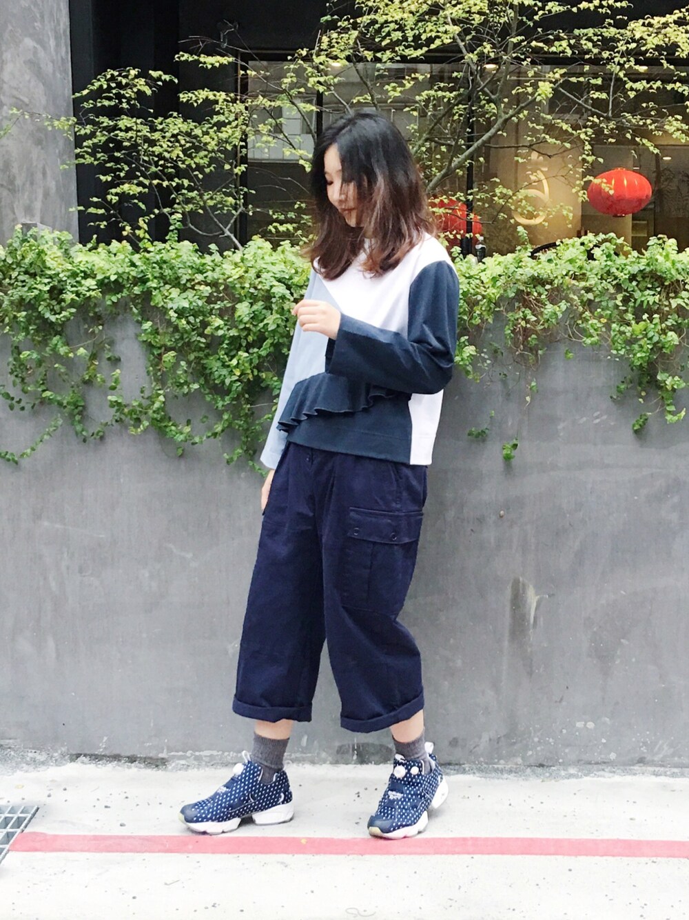 「my basic selectのアイテム（トップス、ブルー系）」を使った、許Karen さん（レディース・160cm）の春コーディネートの1枚目の写真