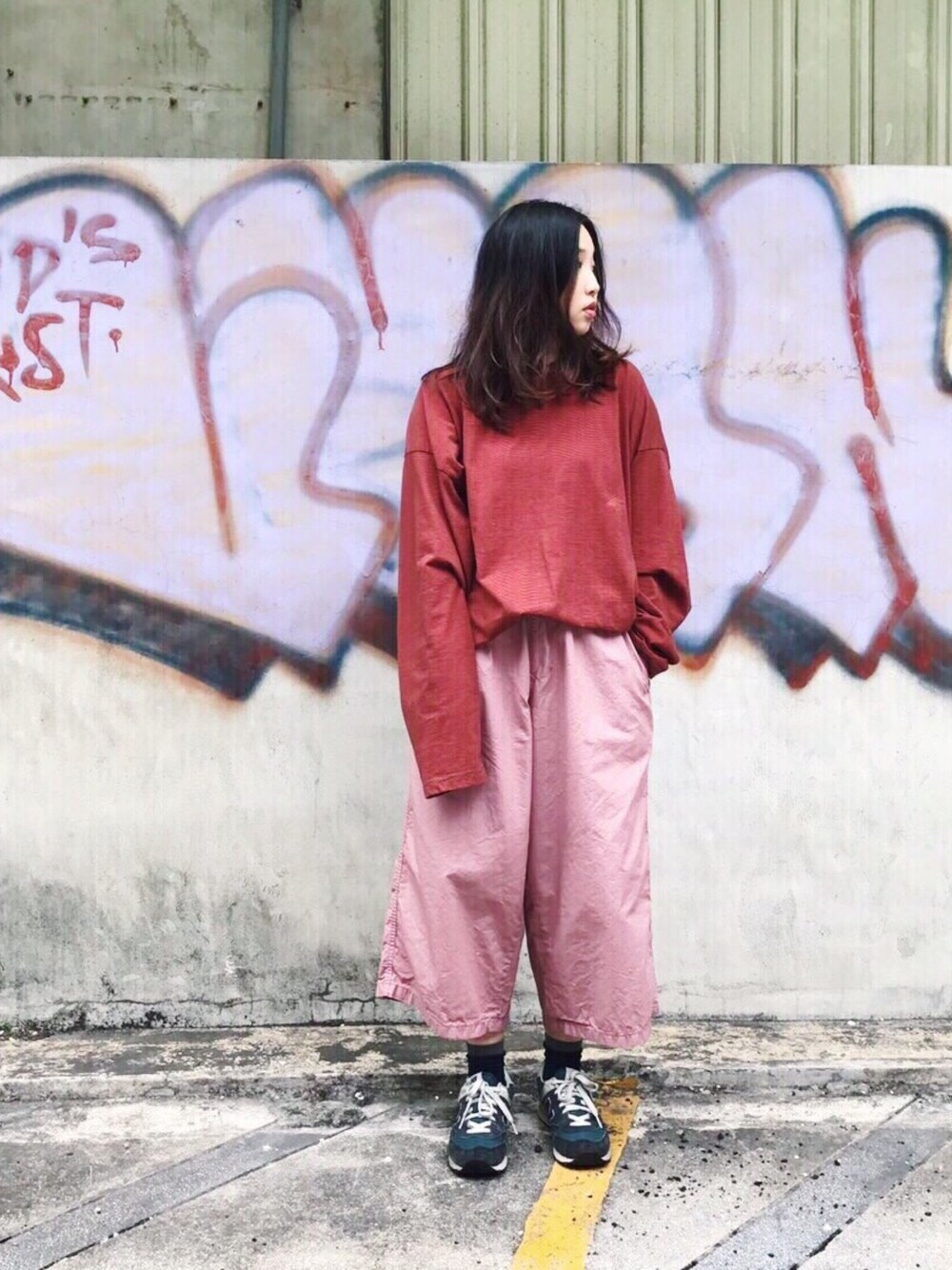 「NEW BALANCEのアイテム（シューズ、ブルー系）」を使った、許Karen さん（レディース・160cm）の春コーディネートの1枚目の写真