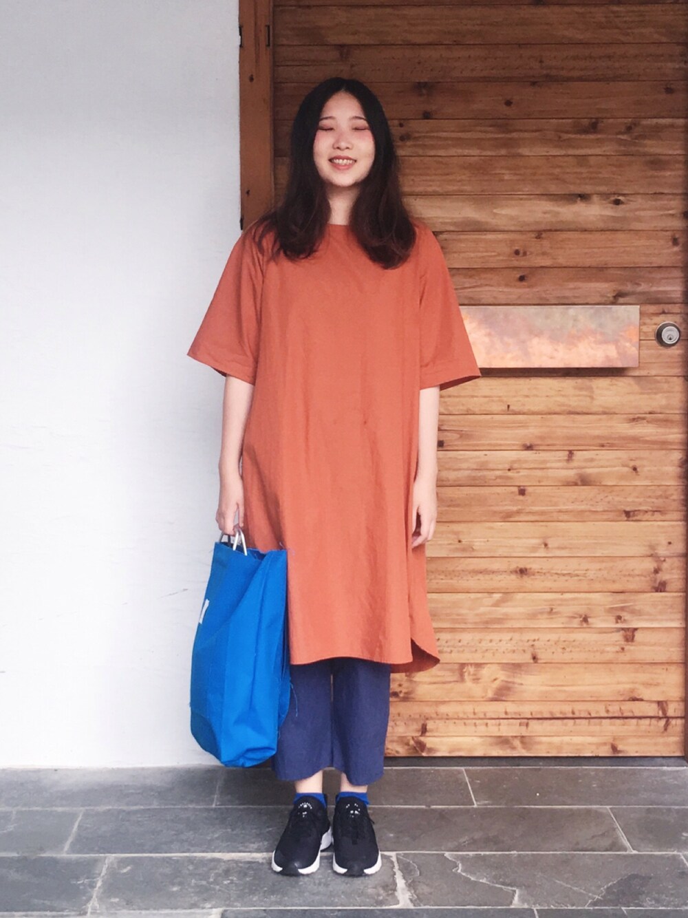 「my basic selectのアイテム（ワンピース/ドレス、オレンジ系）」を使った、許Karen さん（レディース・160cm）の春コーディネートの1枚目の写真
