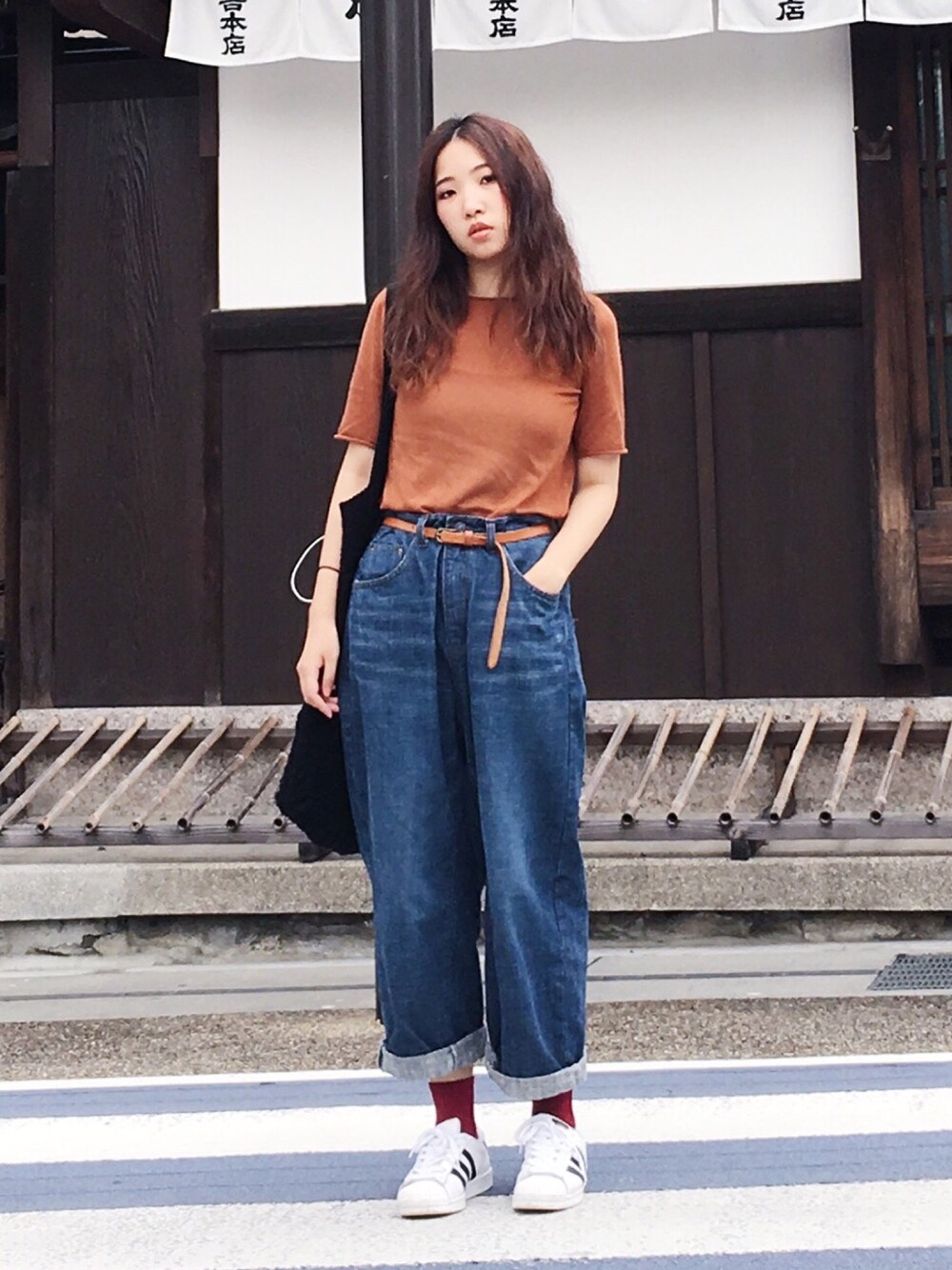 「kyoto」｜「my basic selectのアイテム（パンツ、ブルー系）」を使った、許Karen さん（レディース・160cm）の秋コーディネートの1枚目の写真