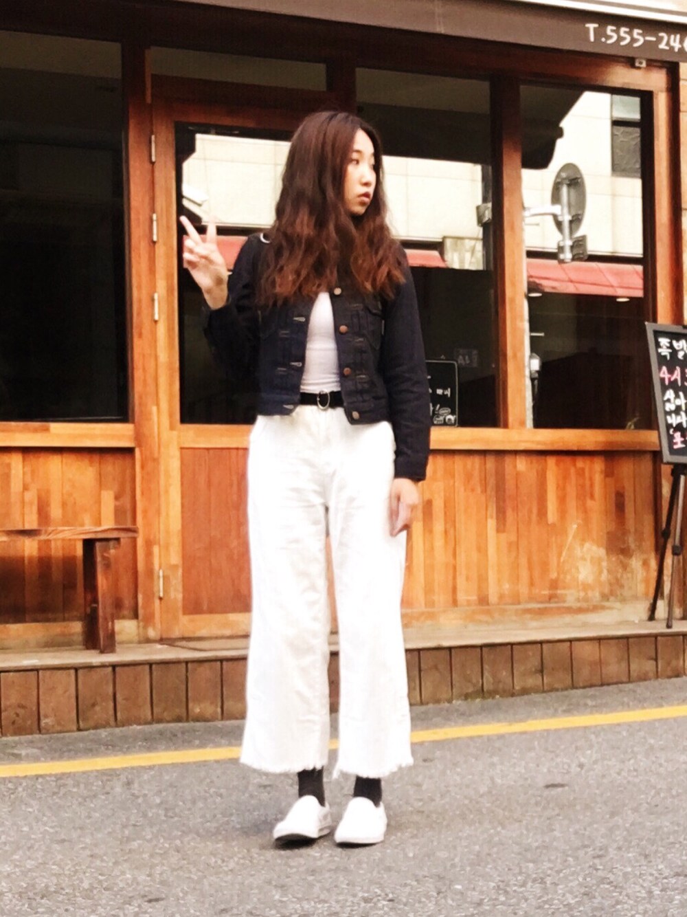 「my basic selectのアイテム（パンツ、ホワイト系）」を使った、許Karen さん（レディース・160cm）の秋コーディネートの1枚目の写真