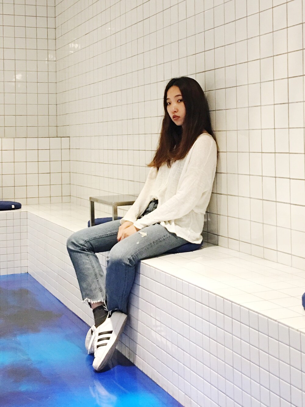「1ldk」｜「adidasのアイテム（シューズ、ホワイト系）」を使った、許Karen さん（レディース・160cm）の秋コーディネートの1枚目の写真