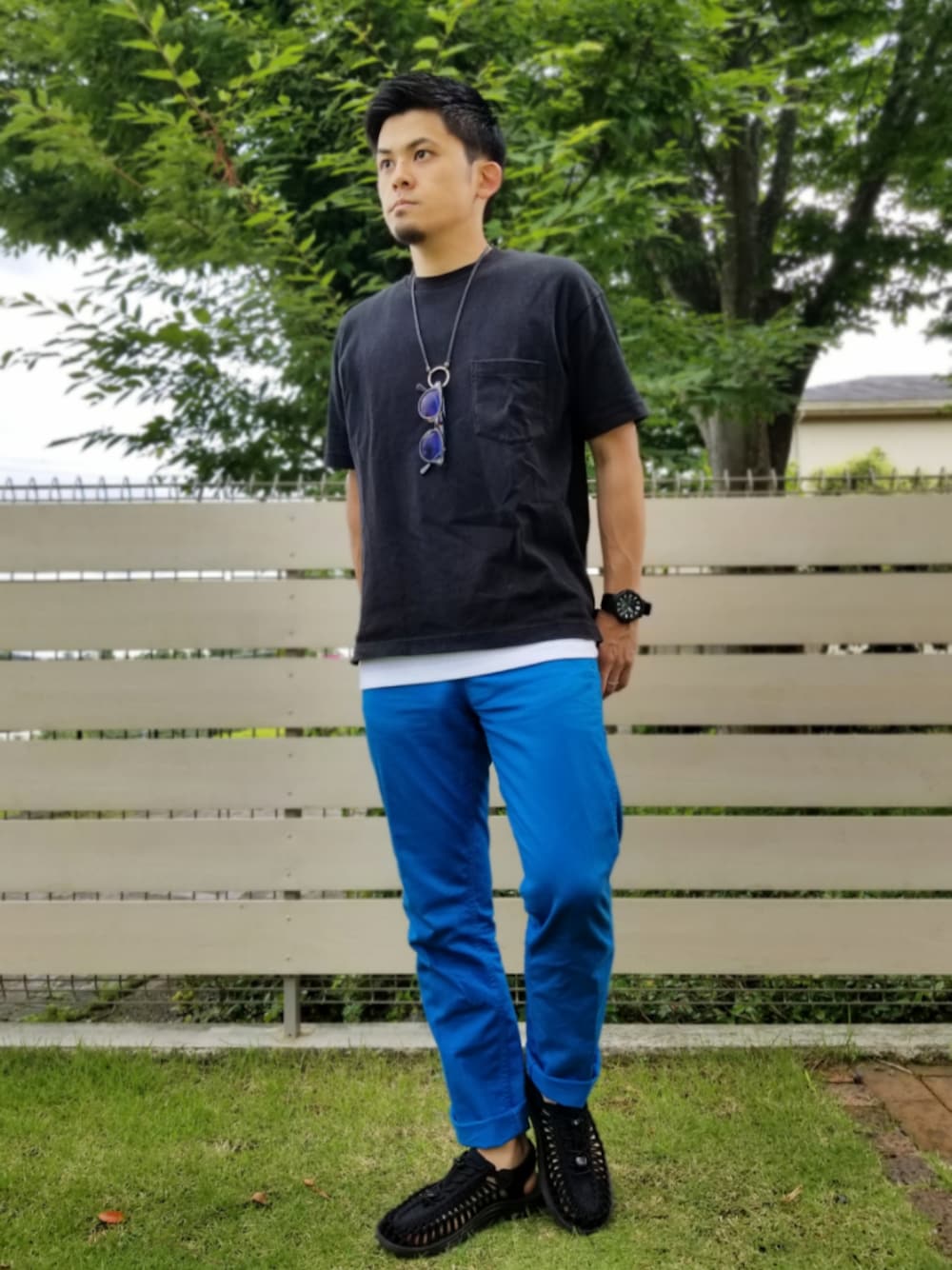 ブルー系のチノパンツ、ブラウン系のTシャツ/カットソー、ブラック系のサンダルを着用したメンズの夏コーディネートの1枚目の写真