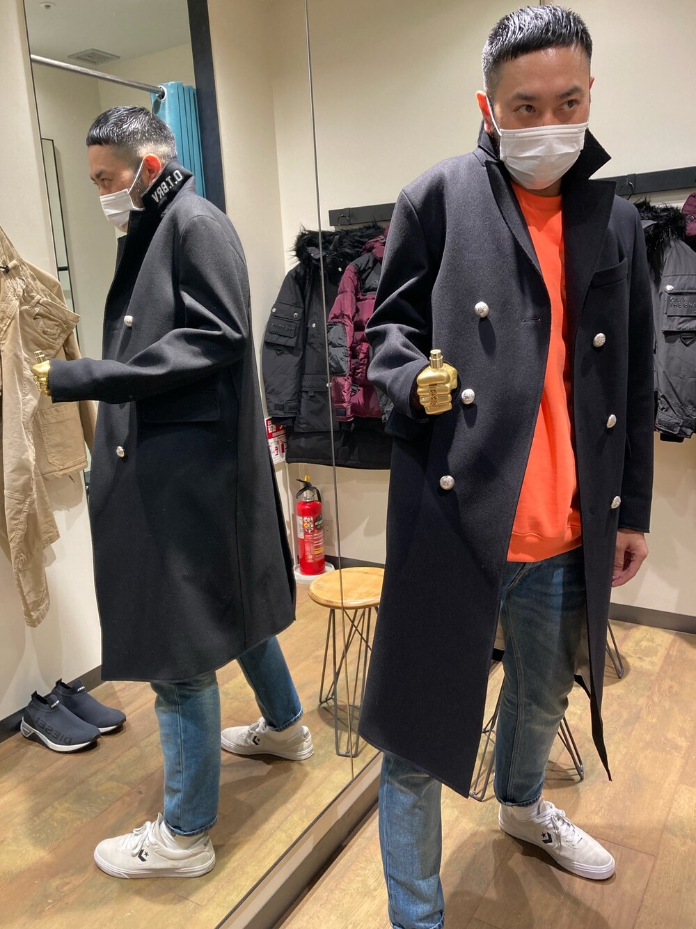 「今日のコーデ、大人カジュアル、秋のコーデ、黒、コート、コンバース」｜「DIESELのアイテム（チェスターコート、ブラック系）」を使った、Hoshさん（メンズ・182cm）の秋コーディネートの1枚目の写真