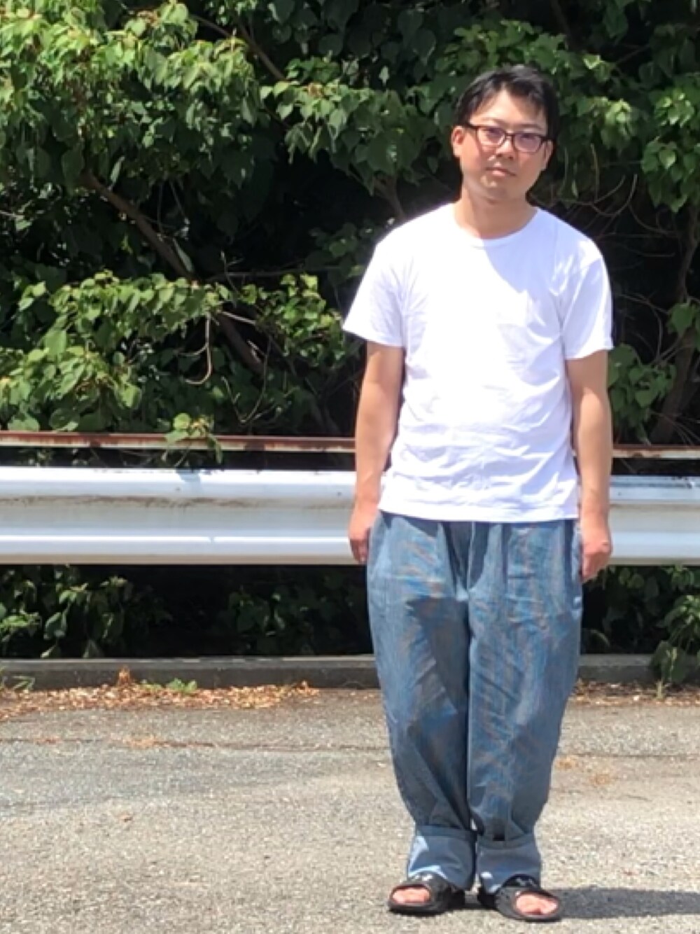 「クックマン、シェフパンツ、白Tシャツ、Hanes、パックT、シャワーサンダル、ストライプ柄、イージーパンツ、ワークパンツ、でこ出し」｜「HANESのHanes×UR　Hanes Japan Fit 2P T-SHIRTS（Tシャツ/カットソー、ホワイト系）」を使った、なかむらしょうさん（メンズ・169cm）の夏コーディネートの1枚目の写真