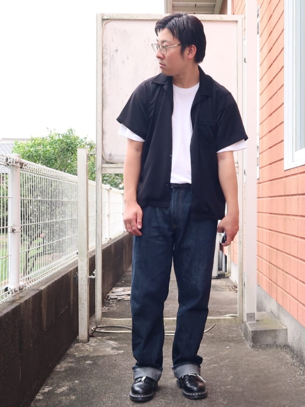 「タックイン、開襟シャツ、バックプリント、ストレートデニム、ロールアップ、袖レイヤード、白Tシャツ、Hanes、ボストンメガネ、クラシックメガネコーデ」｜「Yohji YamamotoのYohji Yamamoto ヨウジヤマモト　眼鏡　メガネ（メガネ、その他）」を使った、なかむらしょうさん（メンズ・169cm）の秋コーディネートの1枚目の写真