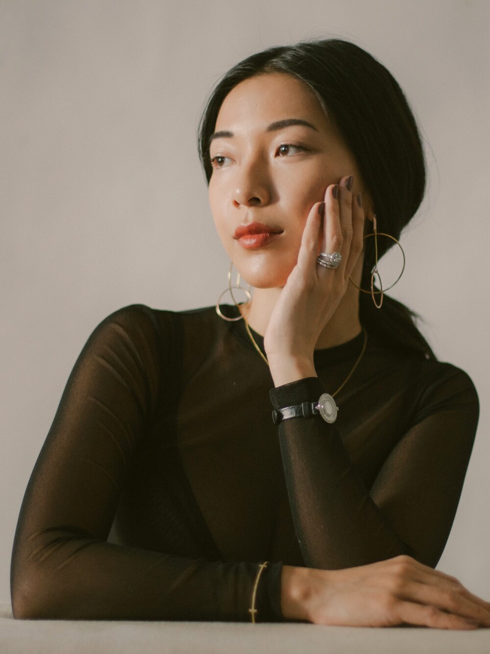「ootd、portrait、elegant、romantic、chic」｜「Chopardのアイテム（アナログ腕時計、ブラック系）」を使った、Stephanie Liu さん（レディース・160cm）の春コーディネートの1枚目の写真
