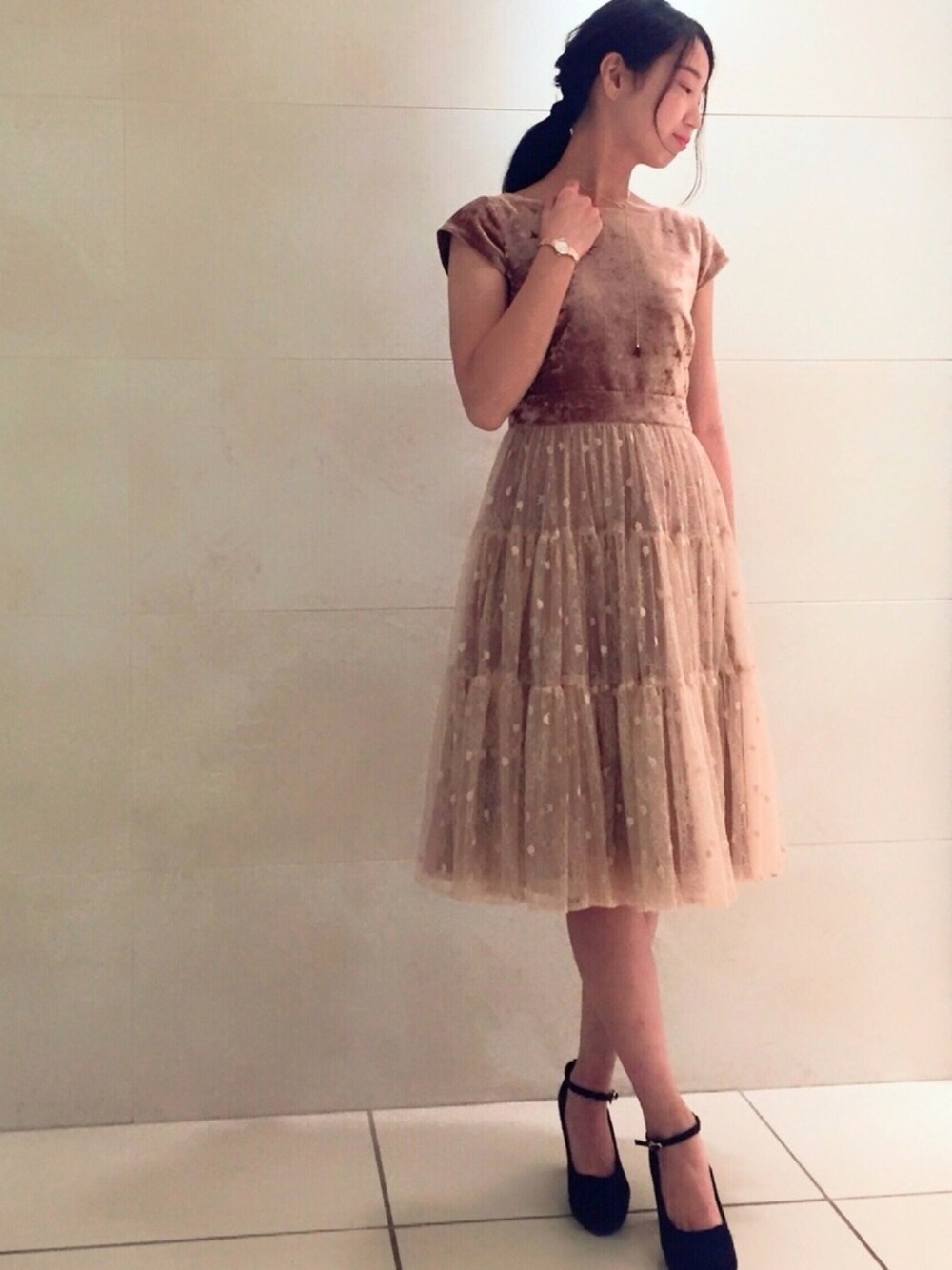 ピンク系のワンピース、ピンク系のアナログ腕時計、ブラウン系のネックレスを着用したレディースの秋コーディネートの1枚目の写真