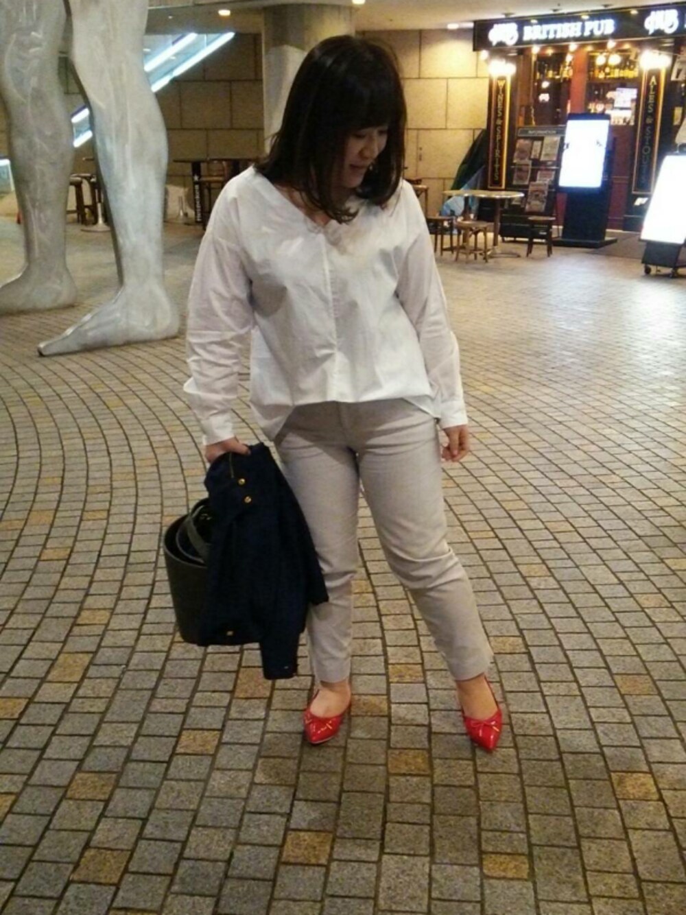 ホワイト系のトップス、レッド系のパンプス、ブルー系のジャケット/アウターを着用したレディースの春コーディネートの1枚目の写真