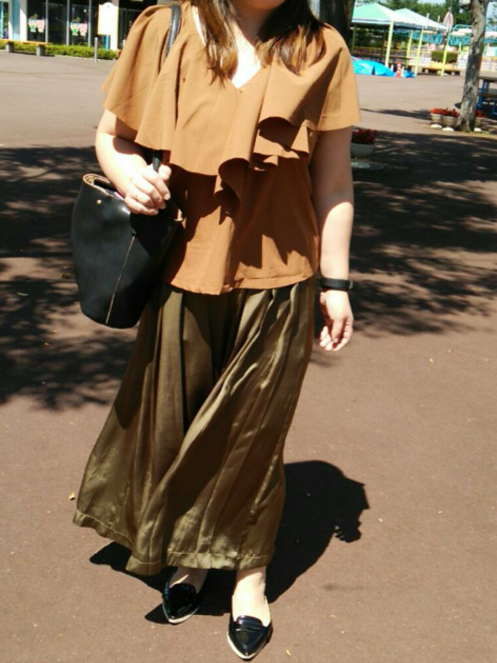 ブラック系のショルダーバッグ、ブラウン系のその他パンツ、ブラウン系のシャツ/ブラウスを着用したレディースの秋コーディネートの1枚目の写真