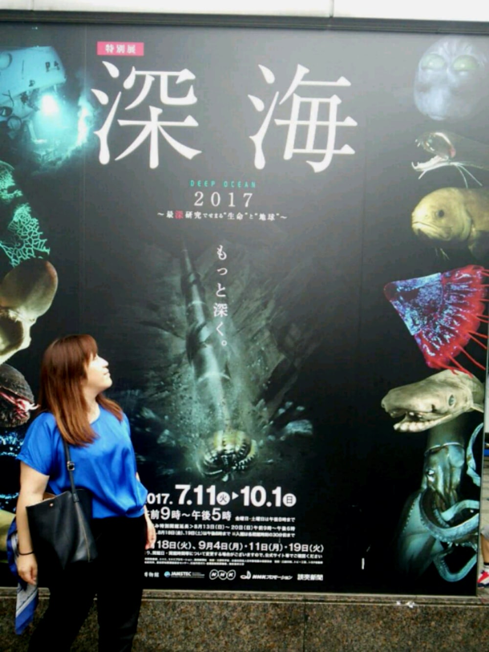 ブラック系のショルダーバッグ、ブラック系のその他パンツ、ブルー系のストール/ショールを着用したレディースの秋コーディネートの1枚目の写真