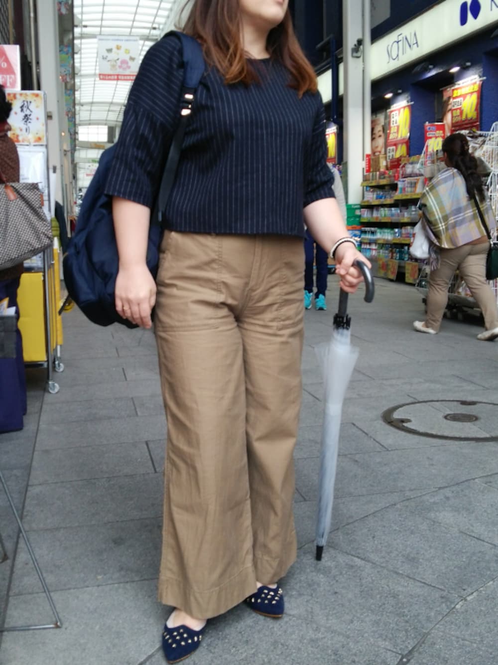 ベージュ系のカーゴパンツ、その他のバックパック/リュック、ブルー系のTシャツ/カットソーを着用したレディースの秋コーディネートの1枚目の写真