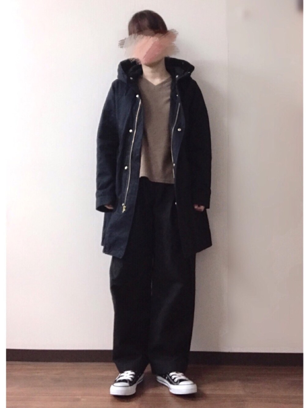 ブラウン系のTシャツ/カットソー、ブルー系のモッズコート、ブラック系のチノパンツを着用したレディースの冬コーディネートの1枚目の写真