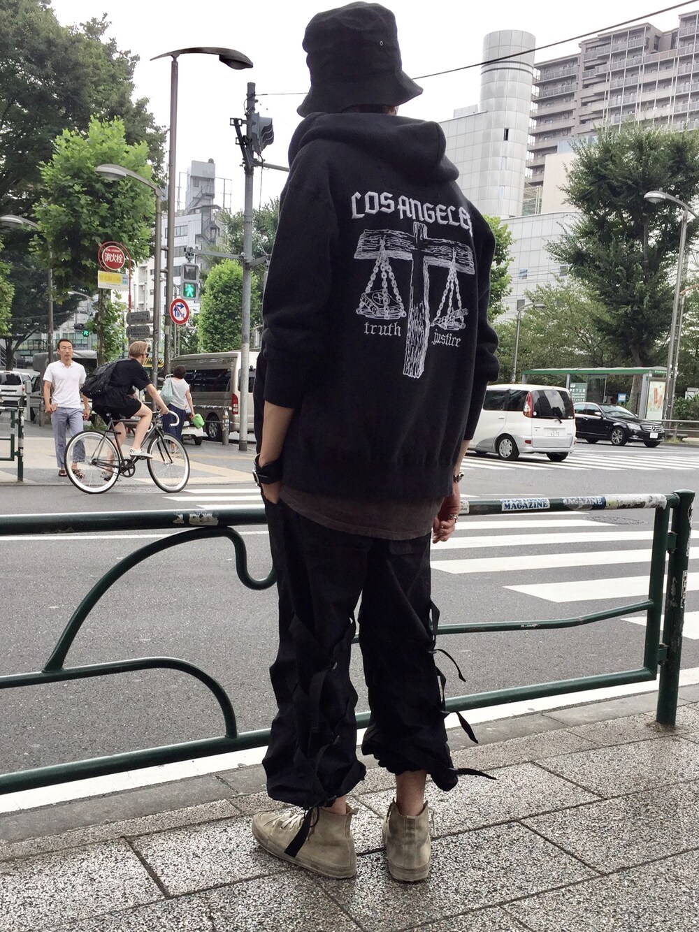 「fr13nds、summer、black、AVALONE、Ann Demeulemeester、スニーカー、ストリート、ROYAL FLASH」｜「localauthoritylaのアイテム（パーカー、ブラック系）」を使った、サトウ コウタさん（メンズ・179cm）の夏コーディネートの1枚目の写真
