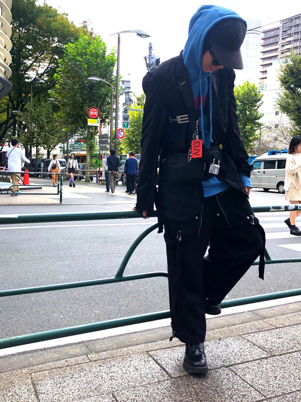 「HELIOT EMIL、秋のコーデ、ootd、ラフ、ブラック、ニット、ROYAL FLASH、オトナカジュアル」｜「HELIOT EMILのアイテム（テーラードジャケット、ブラック系）」を使った、サトウ コウタさん（メンズ・179cm）の秋コーディネートの1枚目の写真