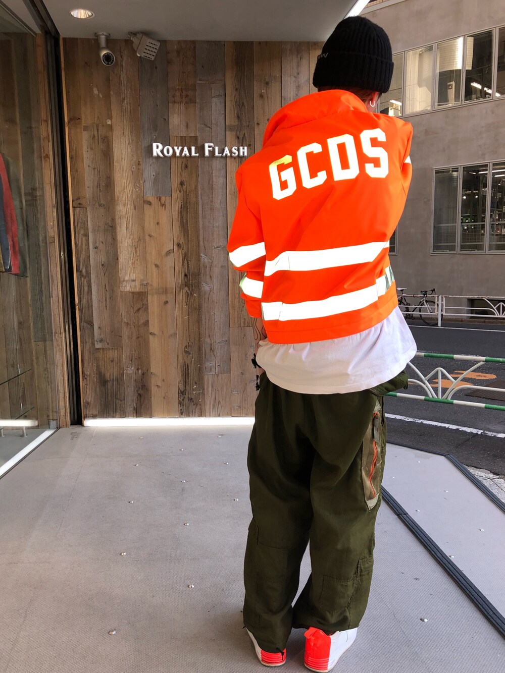 「オーバーサイズ、street、古着MIX、ミリタリー、acronym、NIKE、スニーカー、GCDS、ROYAL FLASH」｜「GCDSのアイテム（ナイロンジャケット、オレンジ系）」を使った、サトウ コウタさん（メンズ・179cm）の春コーディネートの1枚目の写真