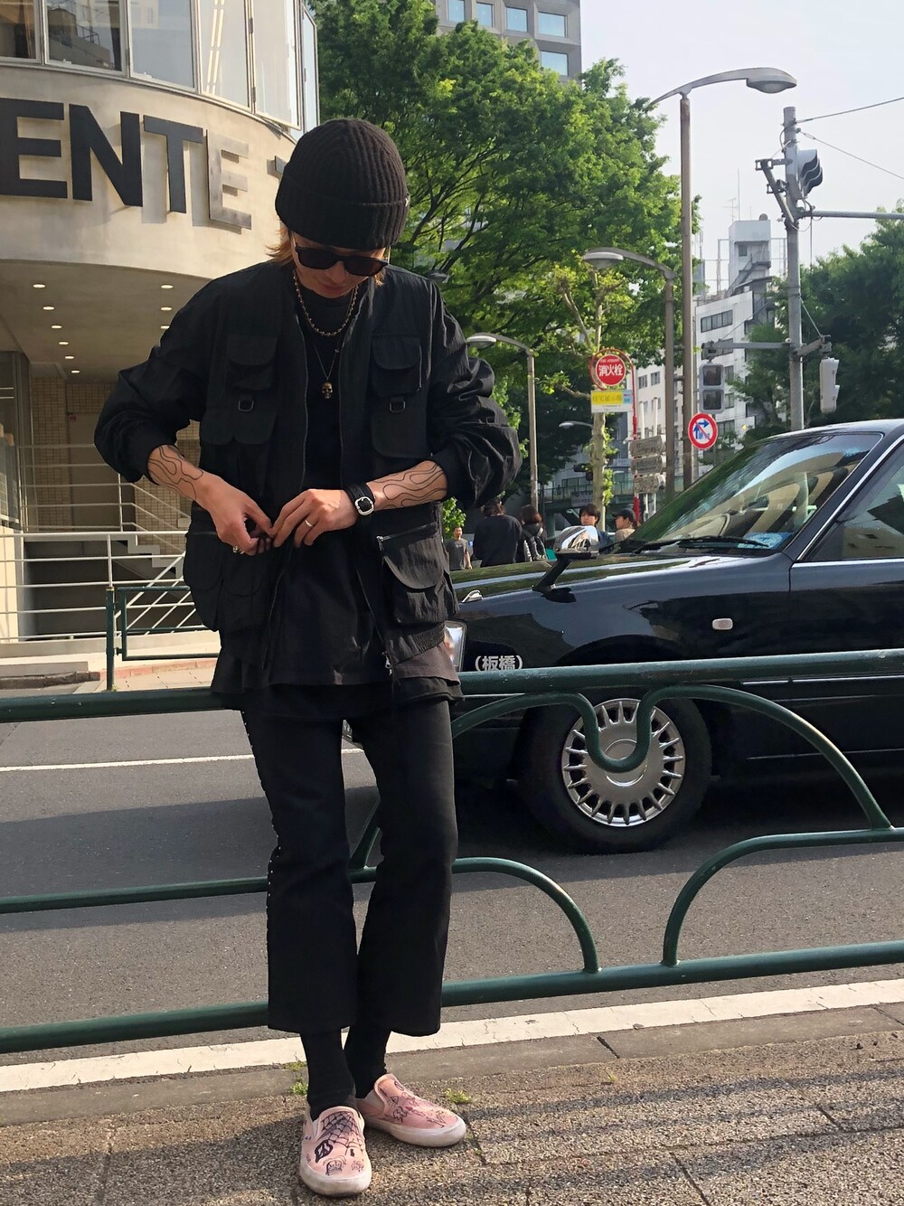 「シンプル、ビッグシルエット、フレアパンツ、スリッポン、blackmeans、Azuma.、ROYAL FLASH、夏コーデ」｜「VANSのアイテム（スリッポン、ピンク系）」を使った、サトウ コウタさん（メンズ・179cm）の春コーディネートの1枚目の写真