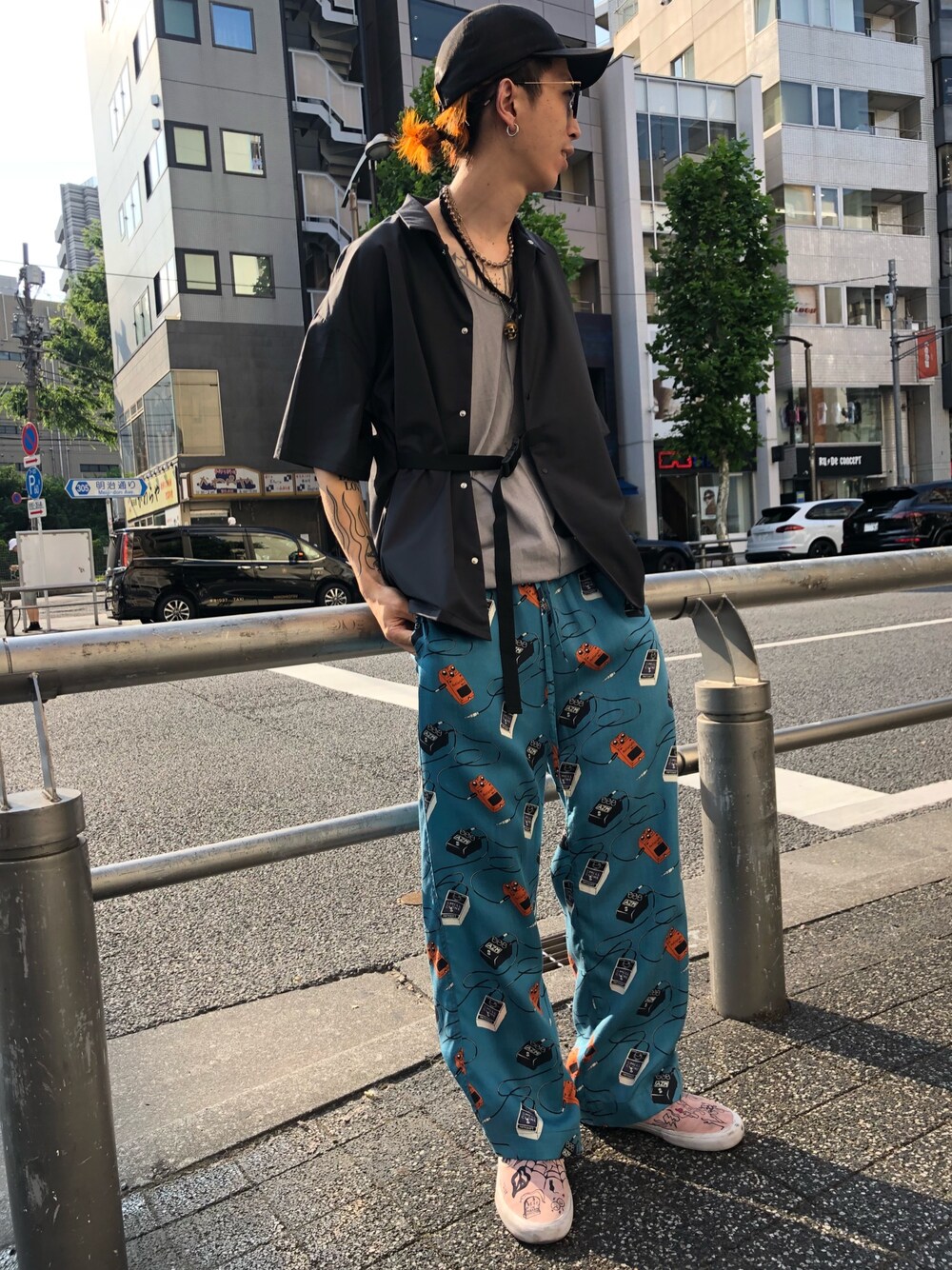 「シンプル、夏コーデ、ビックシルエット、オープンカラーシャツ、ワイドパンツ、キャップ、大人カジュアル、ROYAL FLASH」｜「Azuma.のアイテム（パンツ、ブルー系）」を使った、サトウ コウタさん（メンズ・179cm）の夏コーディネートの1枚目の写真