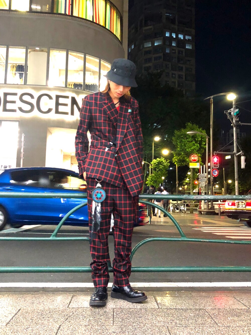 「大人カジュアル、秋のコーデ、きれいめカジュアル、シンプル、outfit、セットアップ、MIHARAYASUHIRO、ROYAL FLASH」｜「MIHARAYASUHIROのアイテム（テーラードジャケット、レッド系）」を使った、サトウ コウタさん（メンズ・178cm）の秋コーディネートの1枚目の写真