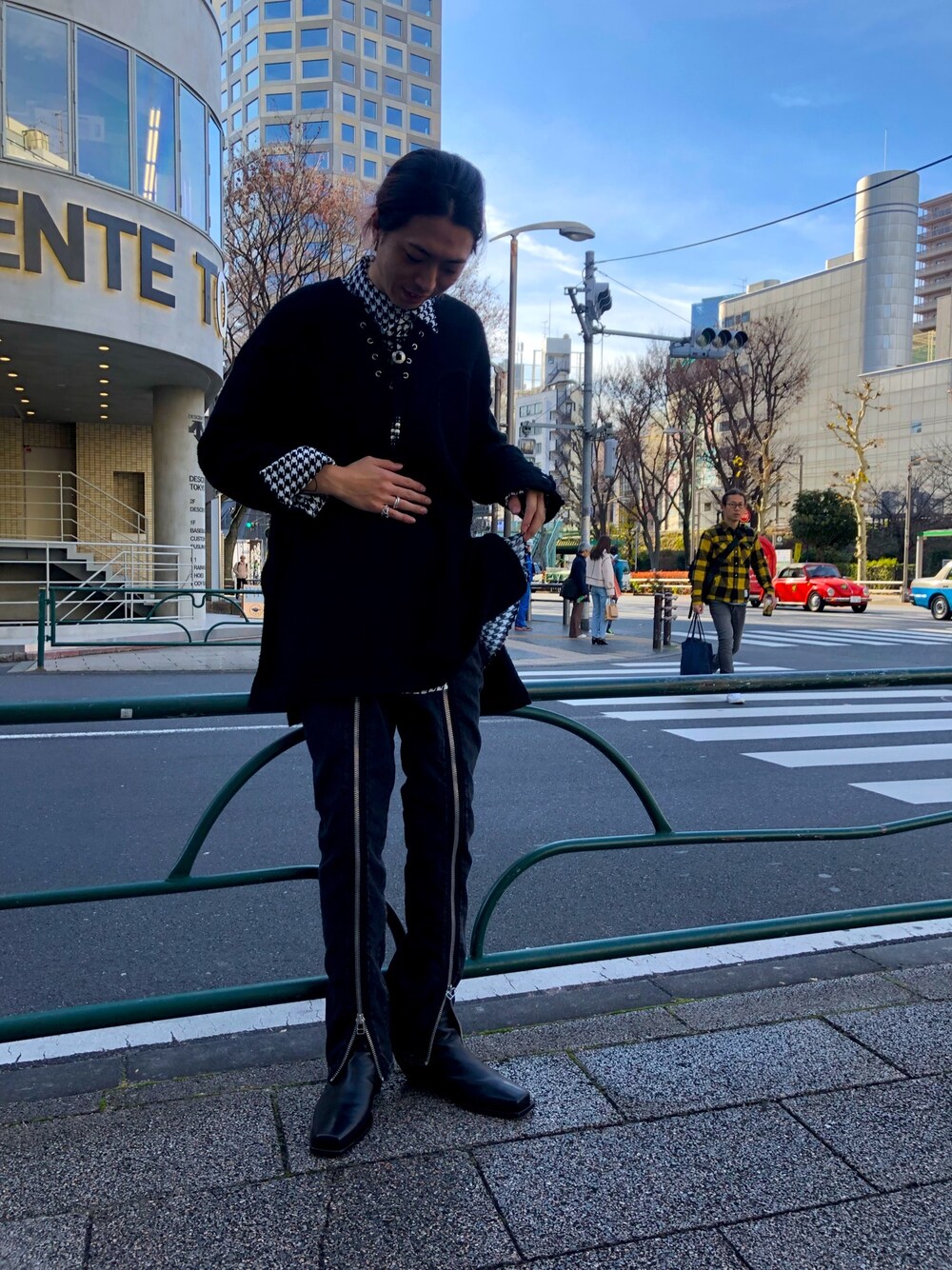 「冬、クリスマス、今日のコーデ、オーバーサイズ、デニム、ブーツ、きれいめカジュアル、ROYAL FLASH」｜「JOHN LAWRENCE SULLIVANのアイテム（デニムパンツ、ブラック系）」を使った、サトウ コウタさん（メンズ・179cm）の冬コーディネートの1枚目の写真