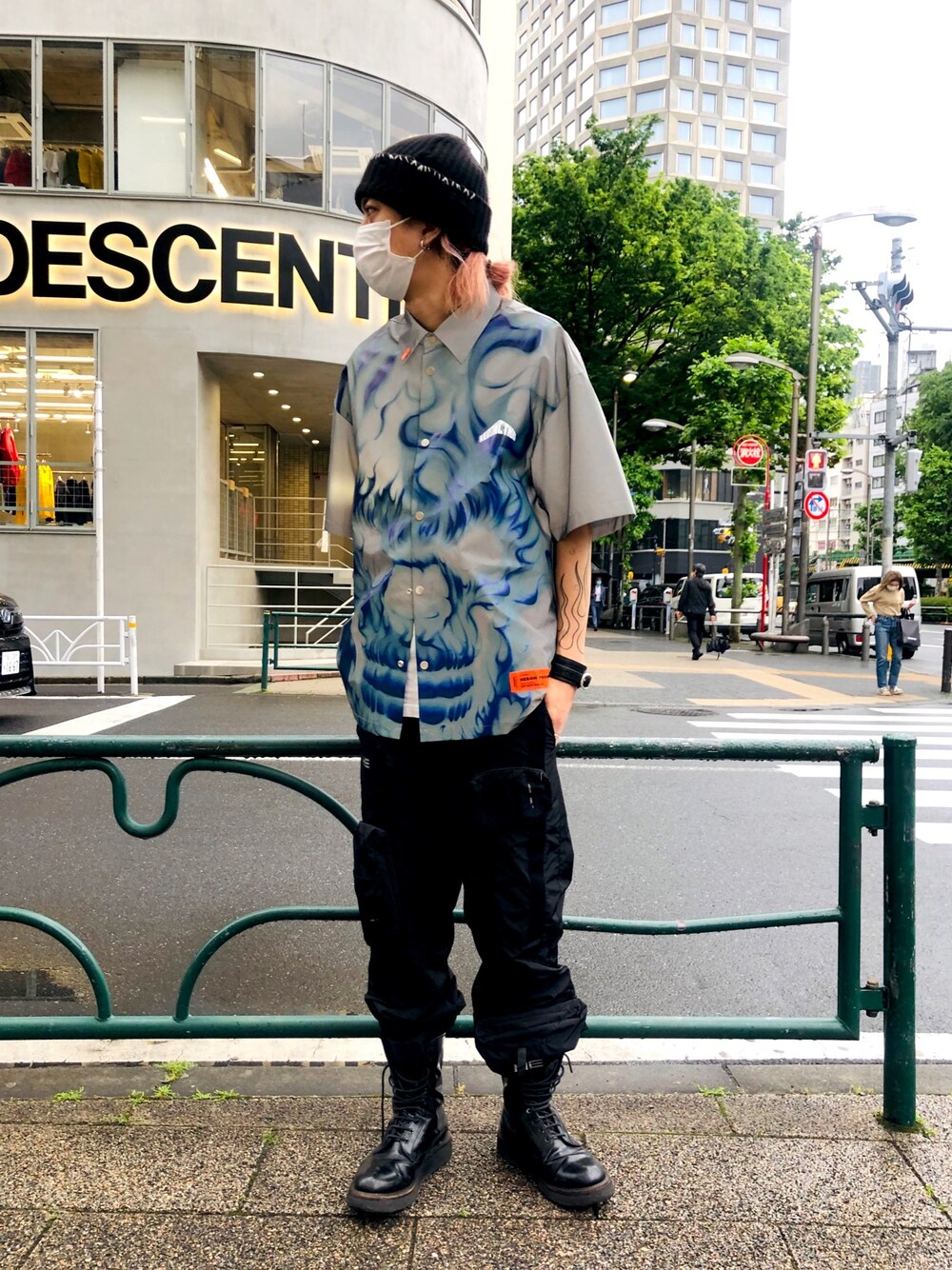 「今日のコーデ、ビックシルエット、オーバーサイズ、黒、カーゴパンツ、半袖シャツ、ブーツ、heronpreston、HELIOT EMIL、ROYAL FLASH」｜「HERON PRESTONのアイテム（シャツ/ブラウス、グレー系）」を使った、サトウ コウタさん（メンズ・179cm）の春コーディネートの1枚目の写真
