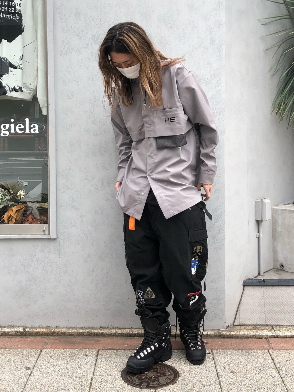「冬コーデ、休日スタイル、シンプル、大人カジュアル、シャツスタイル、カーゴパンツ、ブーツ、黒、HELIOT EMIL、ROYAL FLASH」｜「HELIOT EMILのアイテム（シャツ/ブラウス、グレー系）」を使った、サトウ コウタさん（メンズ・179cm）の秋コーディネートの1枚目の写真